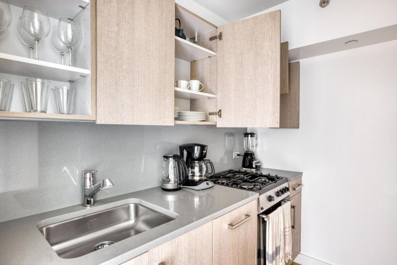 Central Chelsea 1br W Gym Balcony Doorman Nyc-33